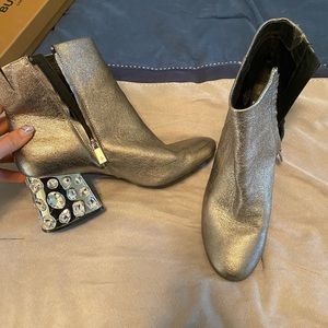 Kenneth Cole Metallic silver booties!🤍